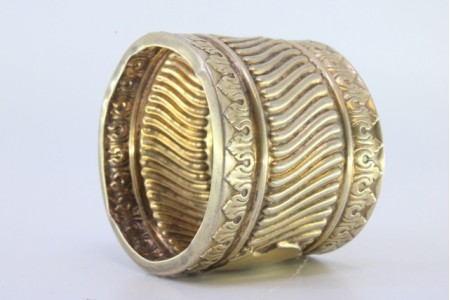 Argola de guardanapo em prata dourada espiralada e frisos envolvendo cartela para monograma.